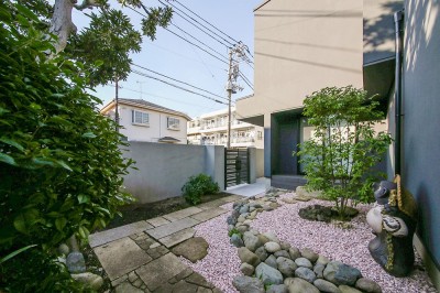 和風の庭とアプローチ (リゾート＆和の屋外空間を愉しむ回遊型の家／東京都目黒区)