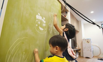 家族みんなであったかい全面床暖房の、子どもたちがのびのび過ごせるリビング Part1 (多目的ウォールを造作し、本棚と黒板を設置。)