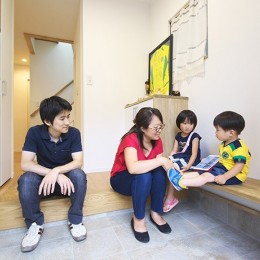 家族みんなであったかい全面床暖房の、子どもたちがのびのび過ごせるリビング Part1 (玄関収納は壁面に収めてスッキリと。)