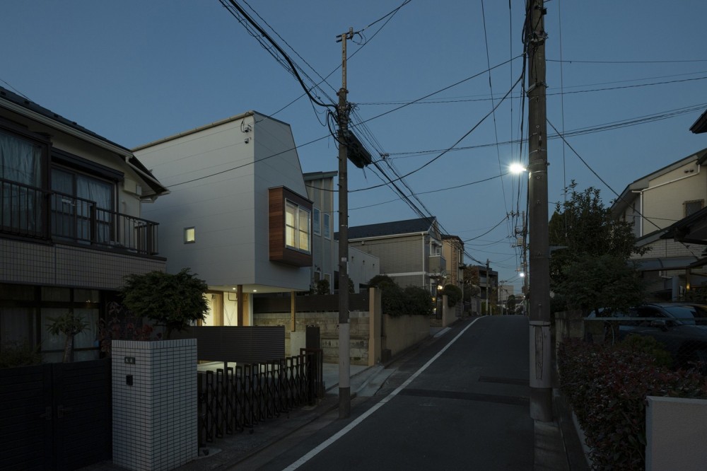 小竹向原の家　／　間口と奥行 (外観（夕景）)