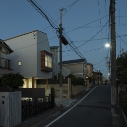 小竹向原の家　／　間口と奥行 (外観（夕景）)