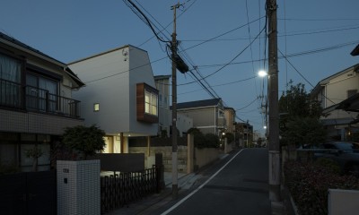 小竹向原の家　／　間口と奥行 (外観（夕景）)