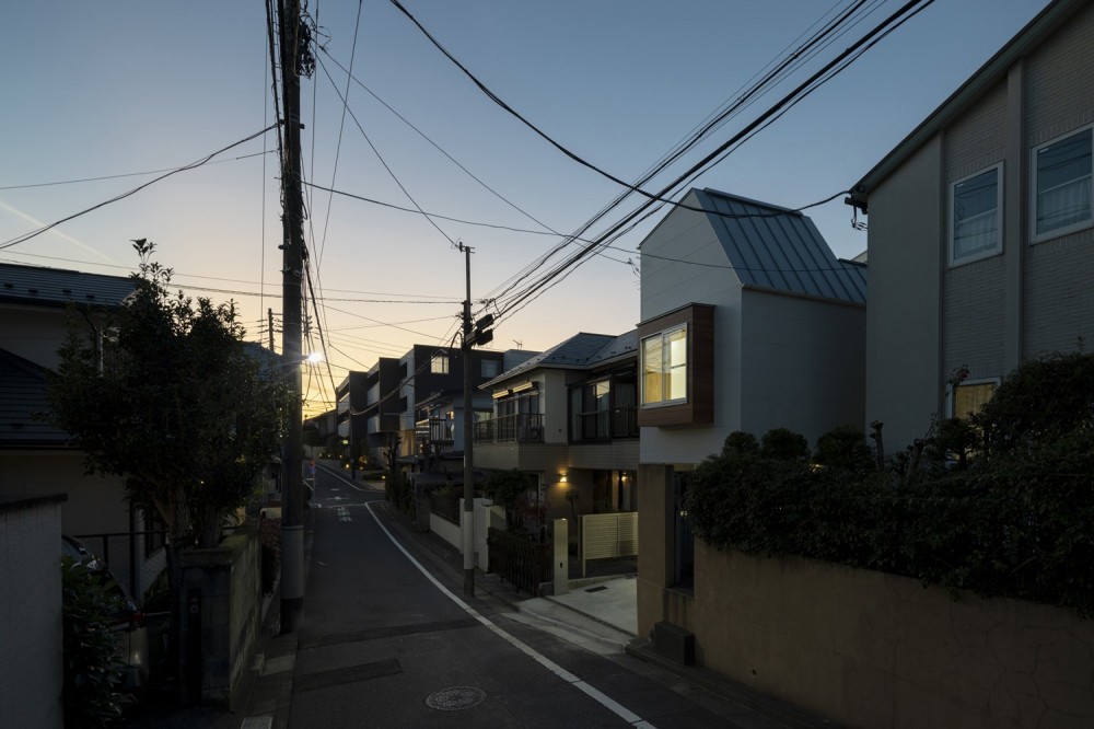 小竹向原の家　／　間口と奥行 (外観（夕景）)