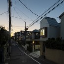 小竹向原の家　／　間口と奥行の写真 外観（夕景）