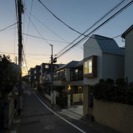 小竹向原の家　／　間口と奥行 (外観（夕景）)