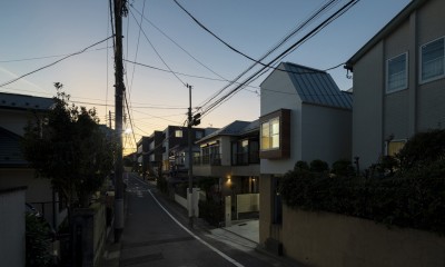 小竹向原の家　／　間口と奥行 (外観（夕景）)