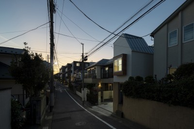 外観（夕景） (小竹向原の家　／　間口と奥行)