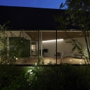 東村山の家の写真 蛍のような照明の映り込みが美しい中庭