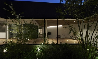 東村山の家 (蛍のような照明の映り込みが美しい中庭)