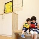 家族みんなであったかい全面床暖房の、子どもたちがのびのび過ごせるリビング Part2の写真 玄関にはベンチと一体のオリジナルな収納ボックス。