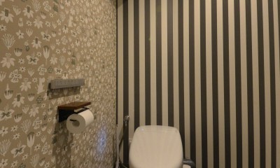 カラフルでテーマパークのようなマンションリノベ (シックなトイレにアクセントクロスを)