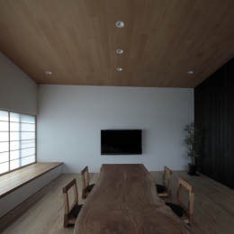 貫井の家-無垢板のテーブルと座椅子の空間