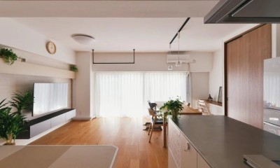 新築より築50年マンションリノベーションが大正解！　～自分たちで作る理想の住まいとは～ (リビングにはお洒落な室内干し)