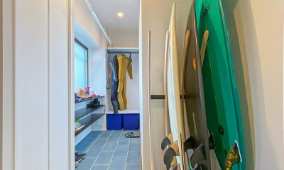 Surferʼs Base　海を抱く家 (サーフボード置き場を越えて物干しスペースの奥にはウェットスーツ専用のクローゼットも設置。物干しスペースでは帰ってきたときに濡れた衣類を一時的に干しておくこともできます)