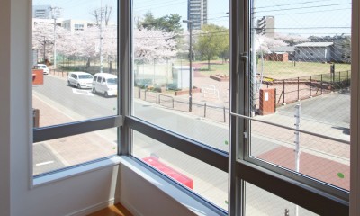 東京都北区王子「桜と中庭の家」桜を借景にしたリビング｜桜を眺める、中庭のある３階建ての家