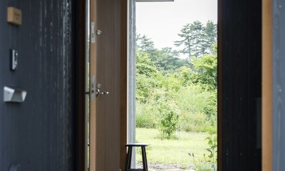 八ヶ岳麓の住宅-自然豊かな暮らし- (玄関)