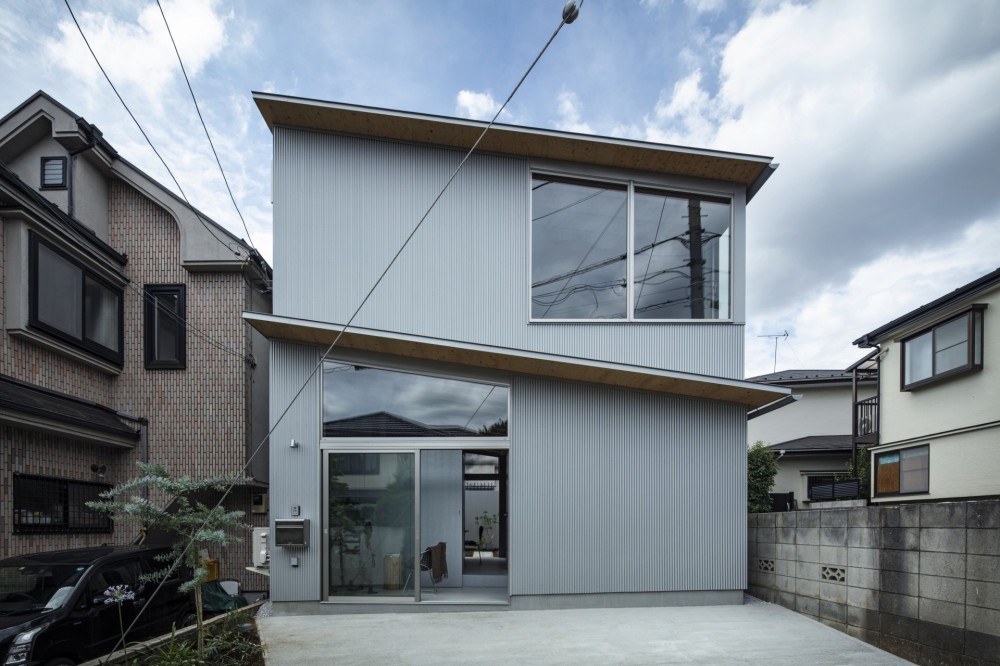 屋根を二層に重ねた二階建ての平屋のような家（深大寺の住宅） (外観1)