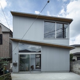 外観1 (屋根を二層に重ねた二階建ての平屋のような家（深大寺の住宅）)