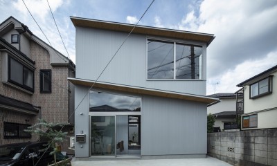 屋根を二層に重ねた二階建ての平屋のような家（深大寺の住宅）