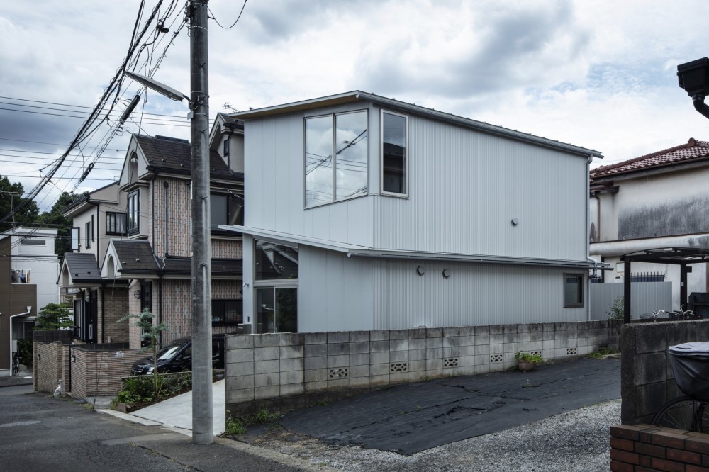 屋根を二層に重ねた二階建ての平屋のような家（深大寺の住宅） (外観2)