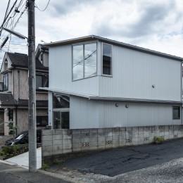 屋根を二層に重ねた二階建ての平屋のような家（深大寺の住宅）