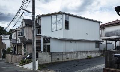 屋根を二層に重ねた二階建ての平屋のような家（深大寺の住宅） (外観2)