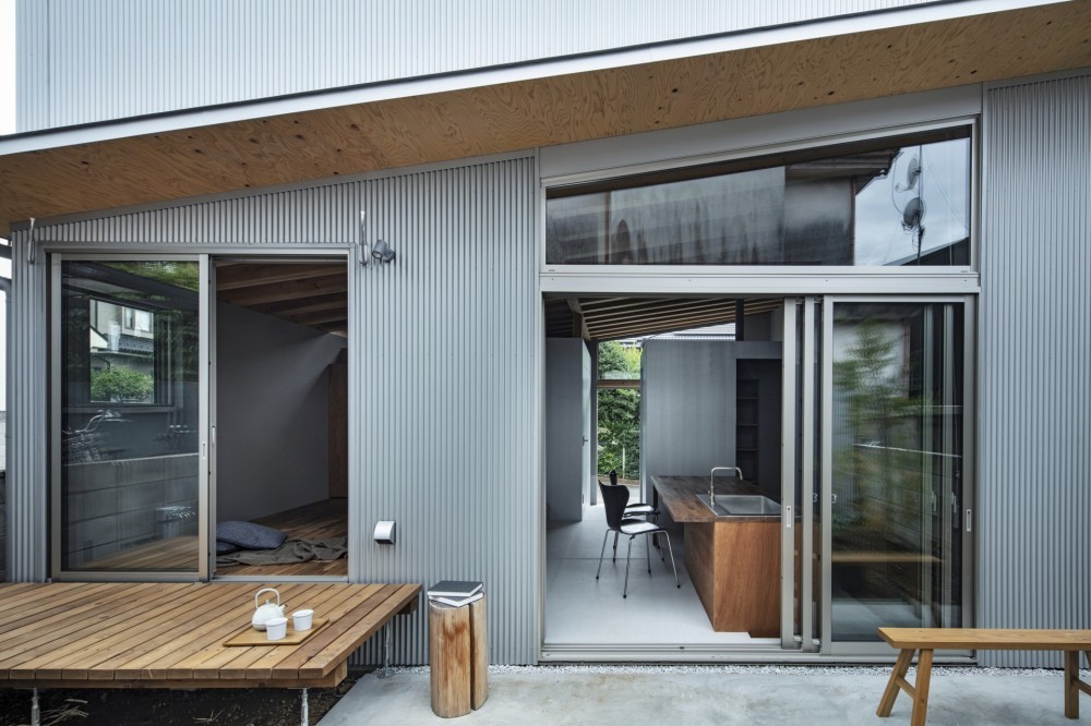 屋根を二層に重ねた二階建ての平屋のような家（深大寺の住宅） (外観3)