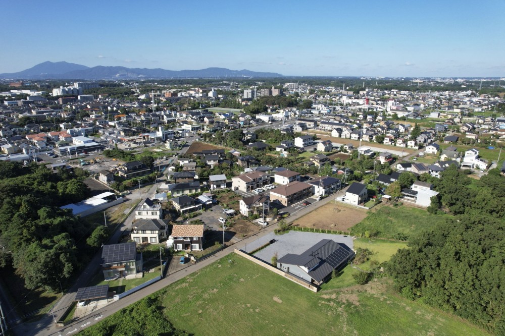 ドローンで撮影（写真右下）。遠くに筑波山が見える (せせらぎ在宅クリニック)