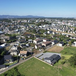 せせらぎ在宅クリニック (ドローンで撮影（写真右下）。遠くに筑波山が見える)