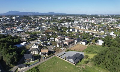 せせらぎ在宅クリニック (ドローンで撮影（写真右下）。遠くに筑波山が見える)