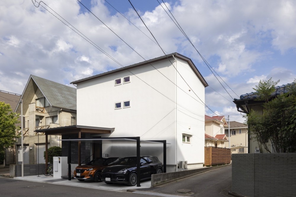 家族をつつむ吹抜けのパッシブハウス (北側の前面道路からの外観)