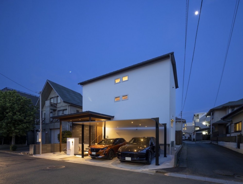 家族をつつむ吹抜けのパッシブハウス (北道路側からの夕景)