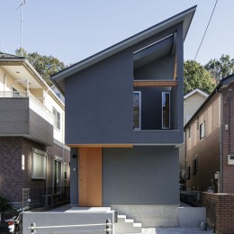 空を切り取る連続窓のある住まい (外観)