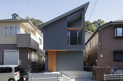 外観 (空を切り取る連続窓のある住まい)