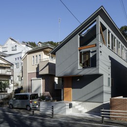 空を切り取る連続窓のある住まい (外観)