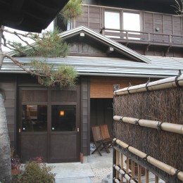 門,玄関アプローチも庭園の景色に取り込む和風リノベーション (門から玄関へのアプローチ)