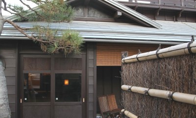 門,玄関アプローチも庭園の景色に取り込む和風リノベーション (門から玄関へのアプローチ)