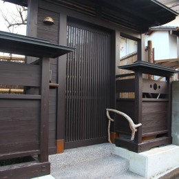 そもそもの南に移した新門 (門,玄関アプローチも庭園の景色に取り込む和風リノベーション)