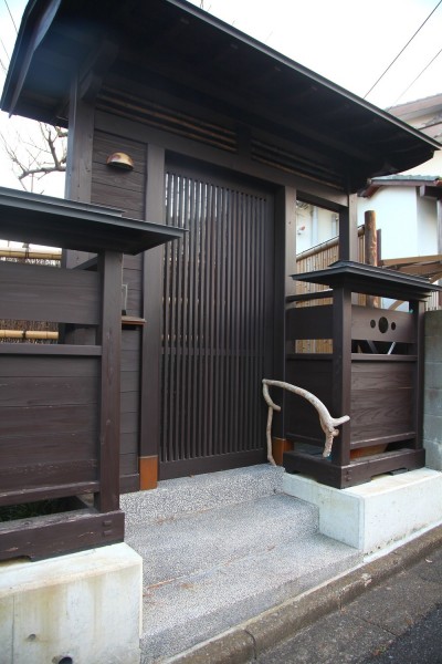 そもそもの南に移した新門 (門,玄関アプローチも庭園の景色に取り込む和風リノベーション)