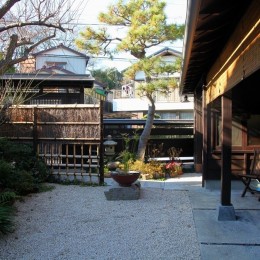 庭から玄関アプローチを見る (門,玄関アプローチも庭園の景色に取り込む和風リノベーション)