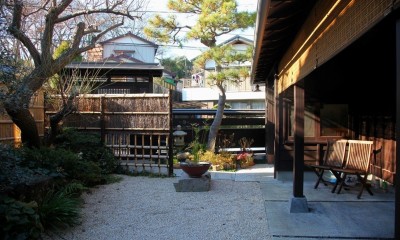 門,玄関アプローチも庭園の景色に取り込む和風リノベーション (庭から玄関アプローチを見る)