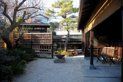 庭から玄関アプローチを見る (門,玄関アプローチも庭園の景色に取り込む和風リノベーション)