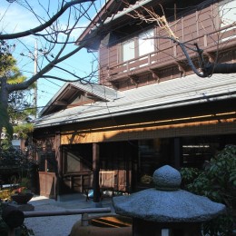 庭園から建物の全景を見る (門,玄関アプローチも庭園の景色に取り込む和風リノベーション)