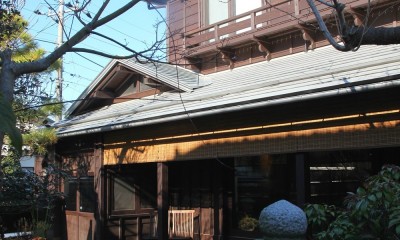 門,玄関アプローチも庭園の景色に取り込む和風リノベーション (庭園から建物の全景を見る)