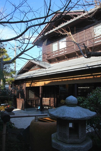 庭園から建物の全景を見る (門,玄関アプローチも庭園の景色に取り込む和風リノベーション)