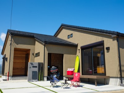 外観はさりげなく落ち着きの和モダン (海老名の平屋住宅　～和モダンテイストの贅沢な平屋～)