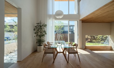 空と緑と暮らす シンプルな家 (空と緑と暮らす開放的な吹き抜け)