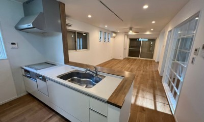 大きな格子窓で広々空間を実現したマンションリノベ (キッチン)