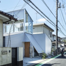 すべての部屋につながる明るい大きな廊下がある家（おおたかの森の住宅）