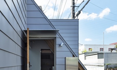 すべての部屋につながる明るい大きな廊下がある家（おおたかの森の住宅） (玄関)